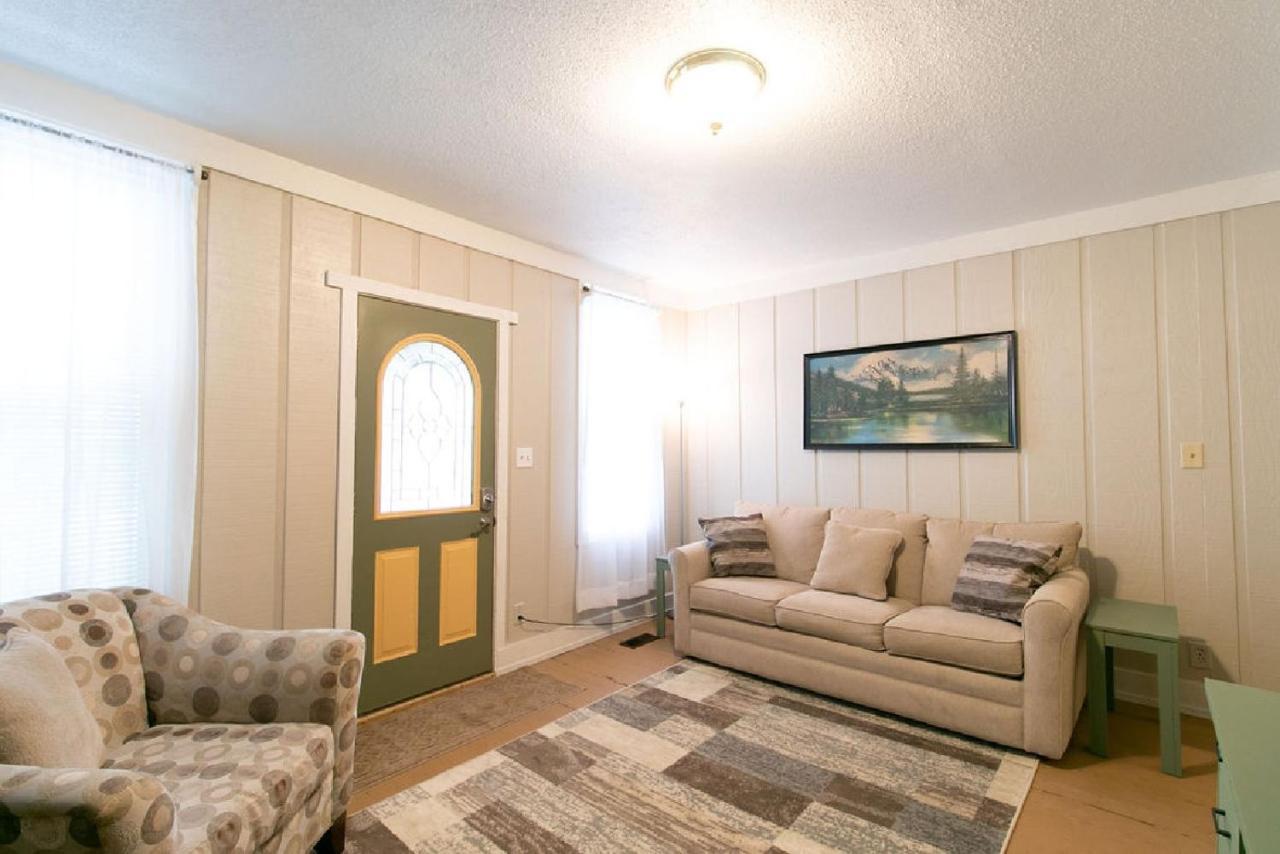 Downtown 2 Bedroom Cottage, Sleeps 6, Walking Distance To Honeywell, Downtown Restaurants, Shopping Wabash Exterior photo