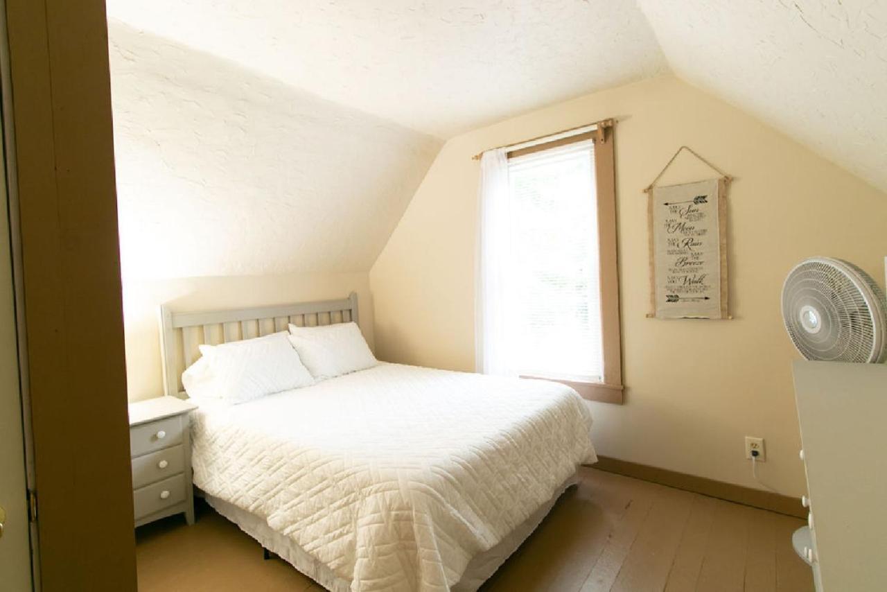 Downtown 2 Bedroom Cottage, Sleeps 6, Walking Distance To Honeywell, Downtown Restaurants, Shopping Wabash Exterior photo